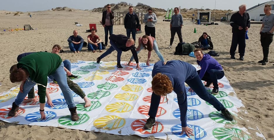 Sportief bedrijfsuitje zeskamp op het strand Groningen